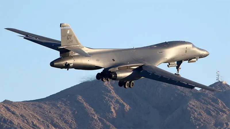 B-1B Lancer стратегиялық бомбалаушы ұшағы