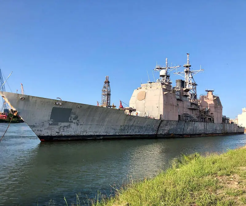 Алғашқы USS Ticonderoga (CG-47) крейсері саптын шығарылып, Бронсвиль, Техас штатында қырқуға әкелінді (2020 жылы)